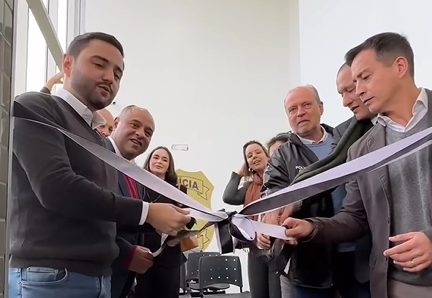 Autoridades realizaram o desenlace da fita.