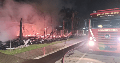 Incêndio ocorreu na madrugada de quarta (17), em estabelecimento localizado na Avenida Central, em Xangri-lá.