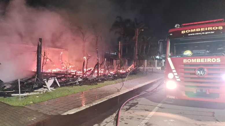 Incêndio ocorreu na madrugada de quarta (17), em estabelecimento localizado na Avenida Central, em Xangri-lá.