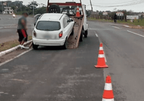 Condutor de carro acabou indo parar no canteiro central da ERS-030, em Tramandaí.