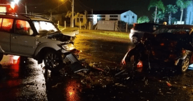 Veículos ficaram bem destruídos após colidirem de frente na Várzea do Padre.