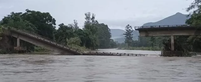 Ponte que liga Itati a Três Cachoeiras caiu devido as enchentes que atingiram o RS durante o último mês de maio.