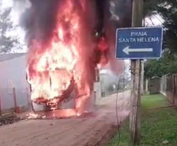 Ônibus pega fogo em Torres