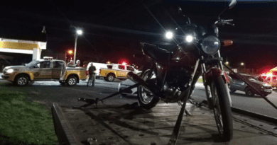 Motocicleta foi apreendida trafegando irregularmente em estrada da região.