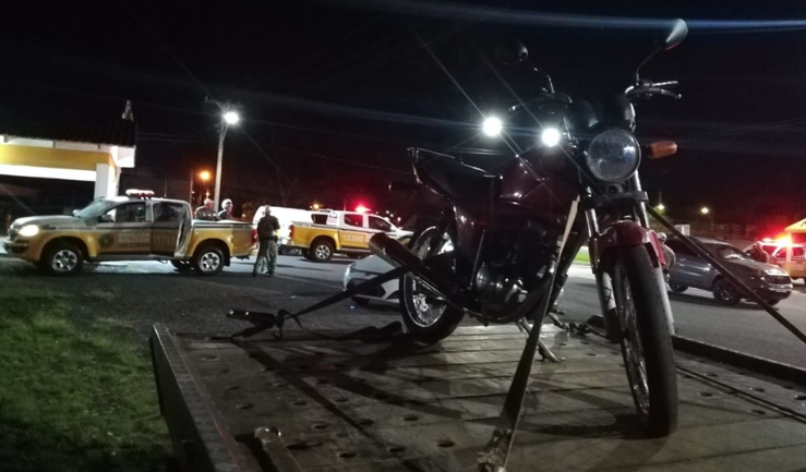 Motocicleta foi apreendida trafegando irregularmente em estrada da região.