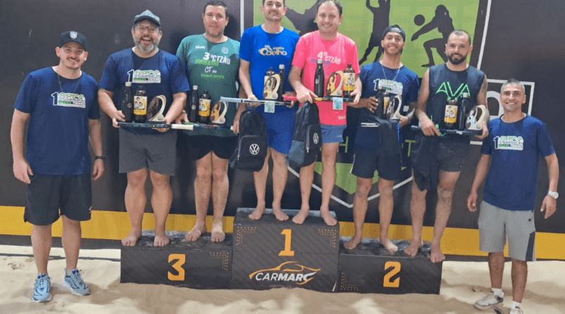 Pódio da Masculina C: 3os Dariano e Roberto, campeões Cristiano e Rui e vices Zeka e Taisson ao lado dos organizadores do evento: Rato (esquerda) e Mário (direita).