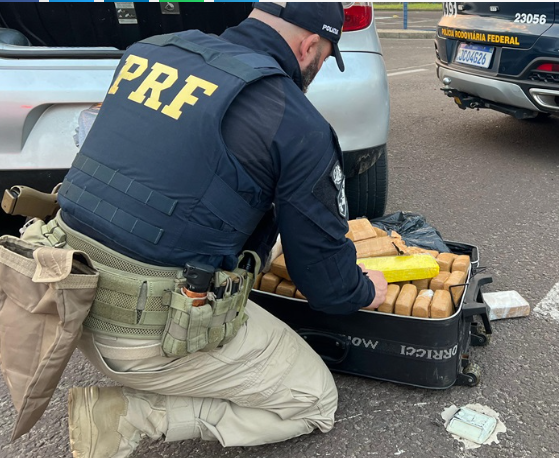 PRF apreende 44 quilos de drogas na BR-101