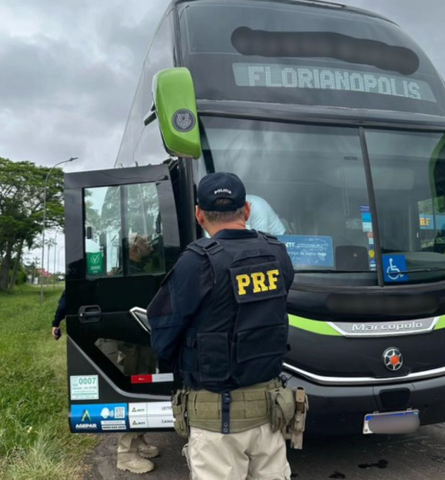 PRF flagra dois motoristas de ônibus dirigindo sem habilitação