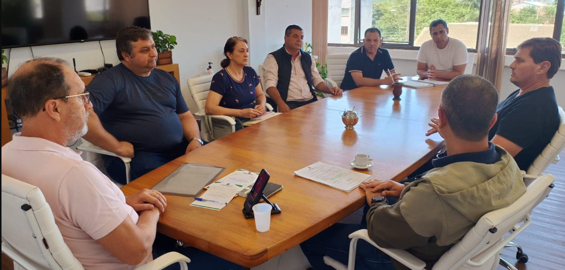 Prefeito se reúne com representantes do Frigodal