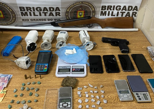 Policiais apreenderam dinheiro, objetos, armas, munições e drogas em imóvel de Osório.