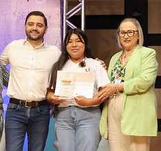 Visitadora Patricia ao lado de Gabriel Souza e da secretária Arita.