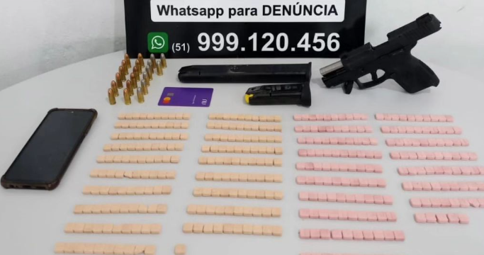 Policiais apreenderam objetos, arma, munições e dezenas de porções de drogas.