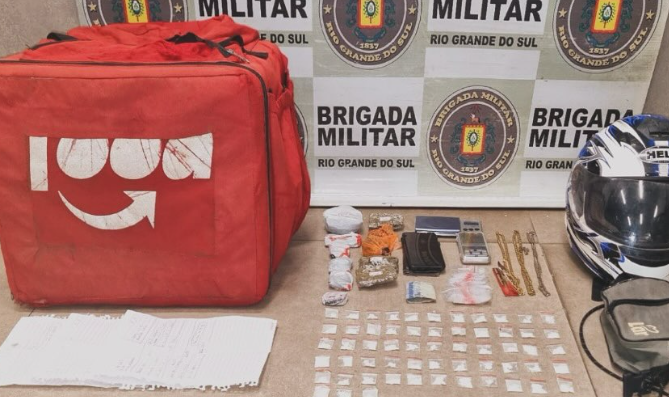 Em Capão foram apreendidos diversos objetos e 70 porções de entorpecentes.