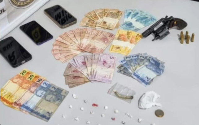 Ação em Osório apreendeu drogas, arma, munições, celulares e cerca de mil reais.