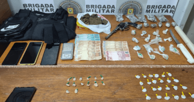 Policiais apreenderam dinheiro, objetos, arma e mais de 200 porções de drogas em Cidreira.