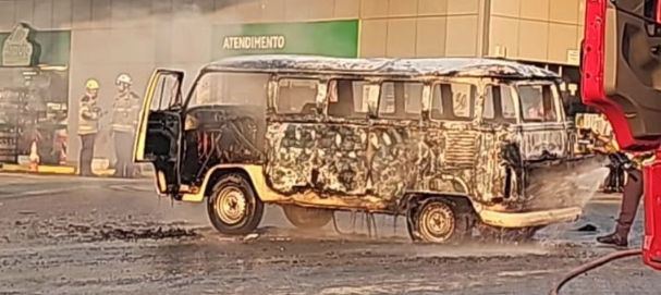 Veículo pega fogo em posto de combustíveis