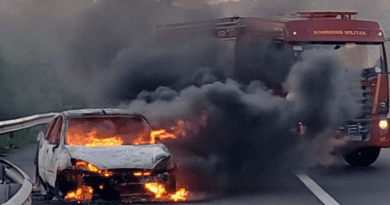 Carro ficou completamente destruído ao pegar fogo no quilômetro 12 da Freeway.