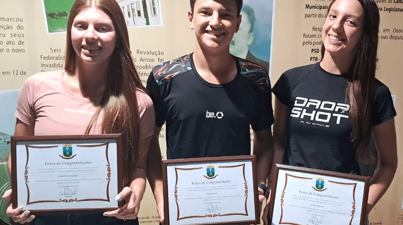 Belli, Davi e Julia receberam Votos de Congratulações da Câmara de Vereadores após conquista da Copa das Federações de Beach Tennis.