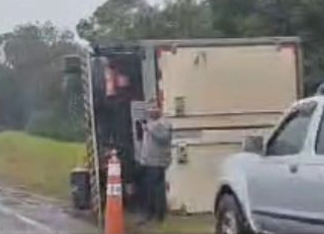 Veículo acabou tombando na ERS-030 após aquaplanar na pista.