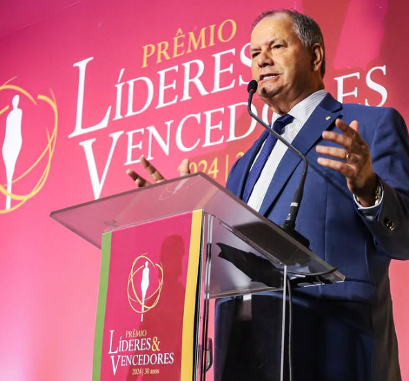 Alceu Moreira recebe prêmio Líderes & Vencedores