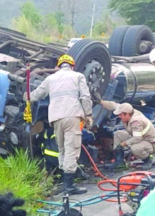 Socorristas encontraram caminhoneiro morto, preso nas ferragens.