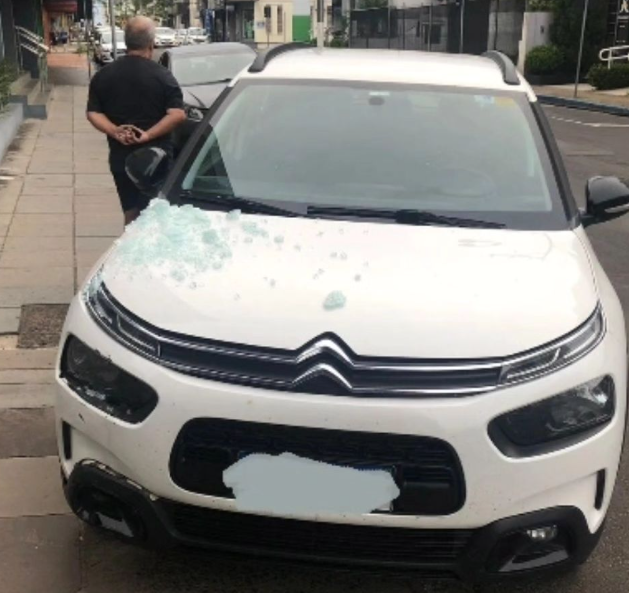 Carro destrói fachada de loja