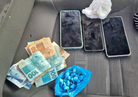 Casal foi preso em Osório com celulares, drogas e mais de mil reais em dinheiro.