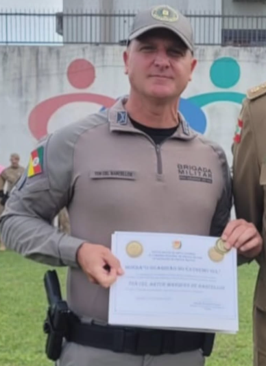 Comandante do CRPO Litoral recebe honraria