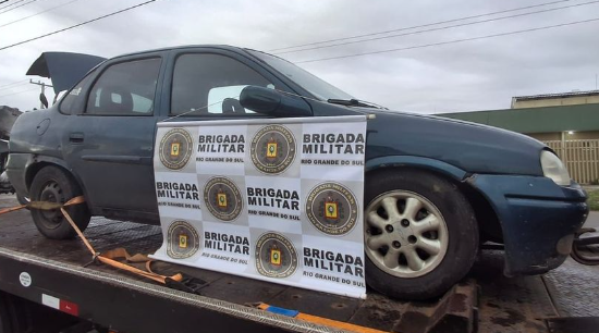 Casal foi preso em Tramandaí com dinheiro, objetos, drogas e carro com placas clonadas.