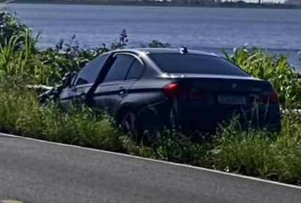 Um dos veículos acabou indo parar em área de vegetação as margens da rodovia.