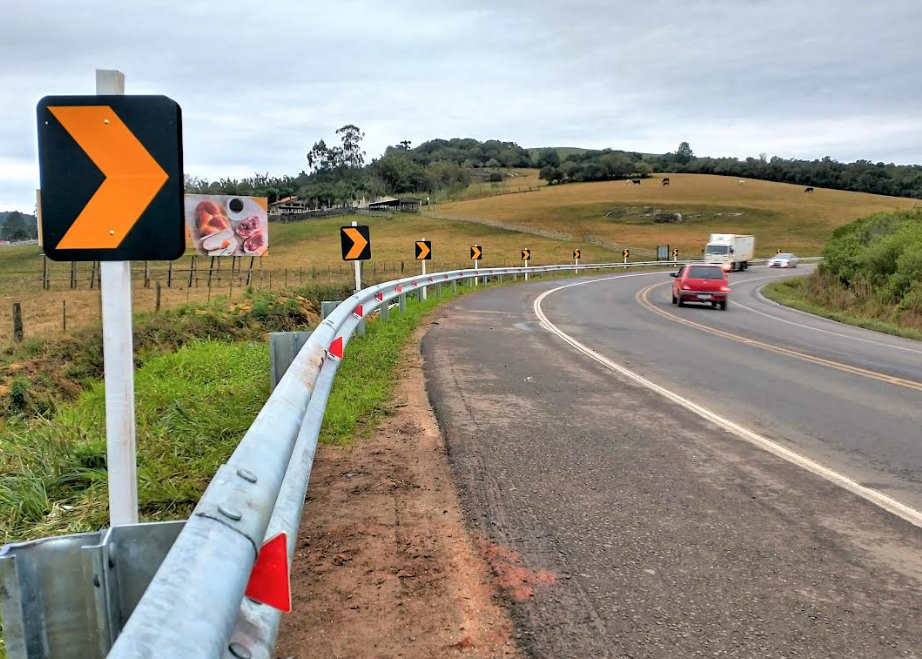 Curva acentuada localizada no trecho que recebeu sinalização é ponto de vários acidentes.