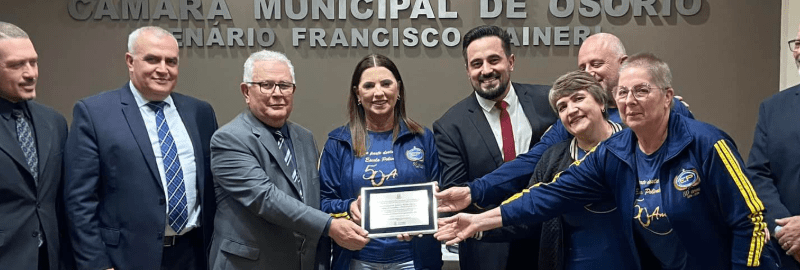 Vereadores e coordenador da 11ª CRE realizaram a entrega da placa a direção da Escola Maria Teresa Vilanova Castilhos.