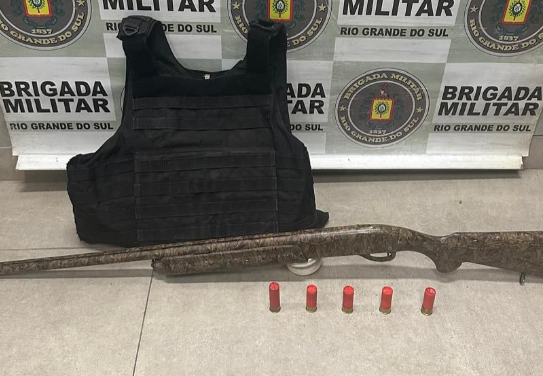 Homem foi preso em Capão carregando arma, munições e um colete balístico.