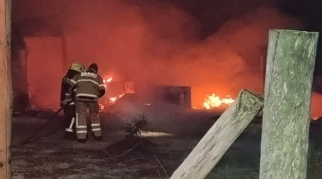 Bombeiros combatem incêndio em imóvel na Praia Real, em Torres.