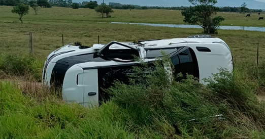 Um dos veículos acabou capotando e indo parar em uma área de vegetação às margens da rodovia.