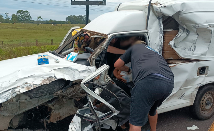 Motorista do Fiorino teria desmaiado, o que ocasionou o acidente envolvendo os três carros.