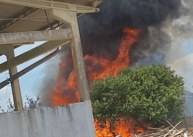 Incêndio ocorreu na manhã de quarta-feira (27).