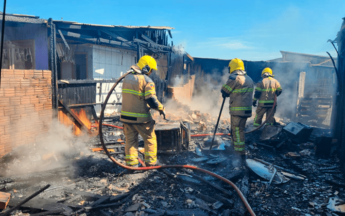 Fogo destruiu quatro residências localizadas no bairro Zona Norte, em Capão da Canoa.