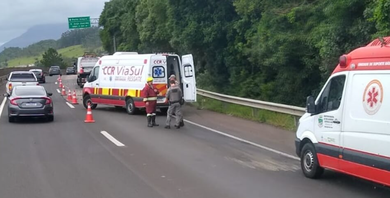 Vítima dirigia carro que colidiu na traseira de caminhão, em Três Cachoeiras.