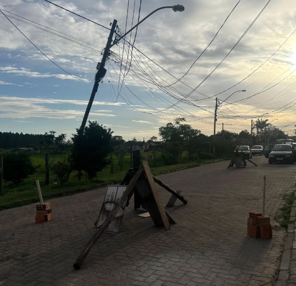 Poste na Rua Mariápolis (Primavera) é risco para pedestres e motoristas.