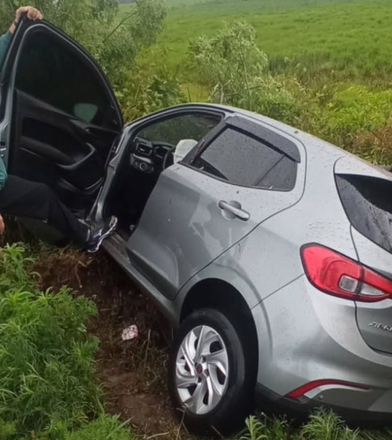 Motorista fica ferido em acidente na Estrada do Mar