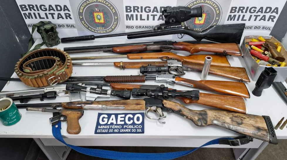 Ao todo, foram apreendidas cerca de 60 armas, centenas de munições, além de um drone e diversos documentos.