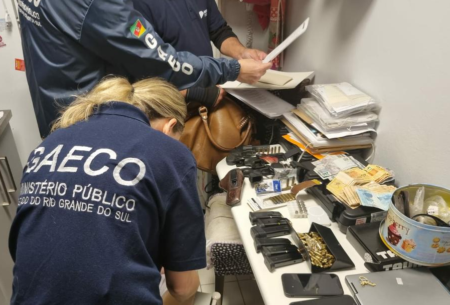 Agentes apreenderam diversos objetos, incluindo armas e munições, além de documentos e uma quantia em dinheiro.