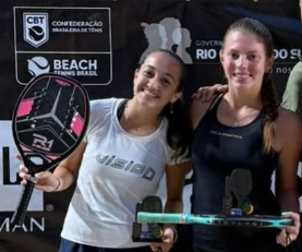 Jogando ao lado de Isadora Trusz (esquerda), Isabelli Camargo foi campeã do BT10 Viamão.