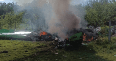 Aeronave agrícola pegou fogo após cair em área de campo no município de Capivari.