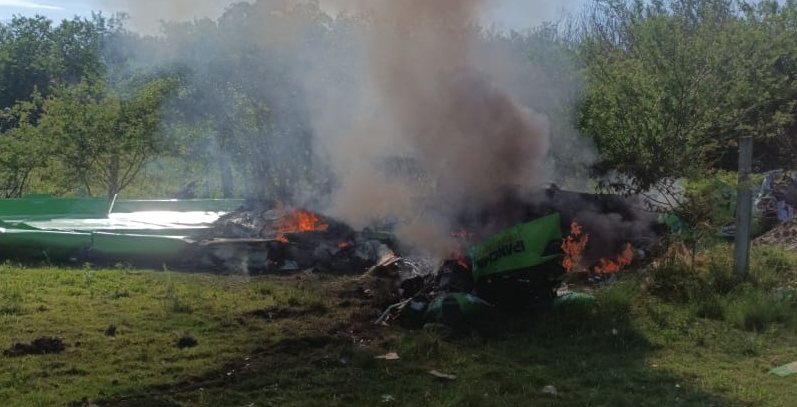 Aeronave agrícola pegou fogo após cair em área de campo no município de Capivari.