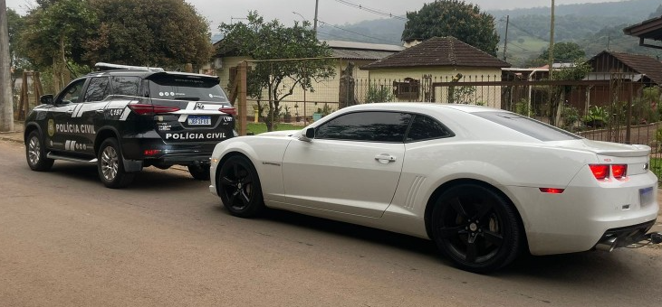 Um dos automóveis de luxo apreendidos pelos policiais durante a Operação Catena.