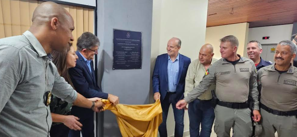 Autoridades realizaram descerramento da placa durante cerimônia de reinauguração do GGI de Capão da Canoa.