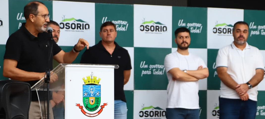 Prefeito Roger Caputi e outras autoridades estiveram presentes durante a cerimônia de reinauguração do Largo.