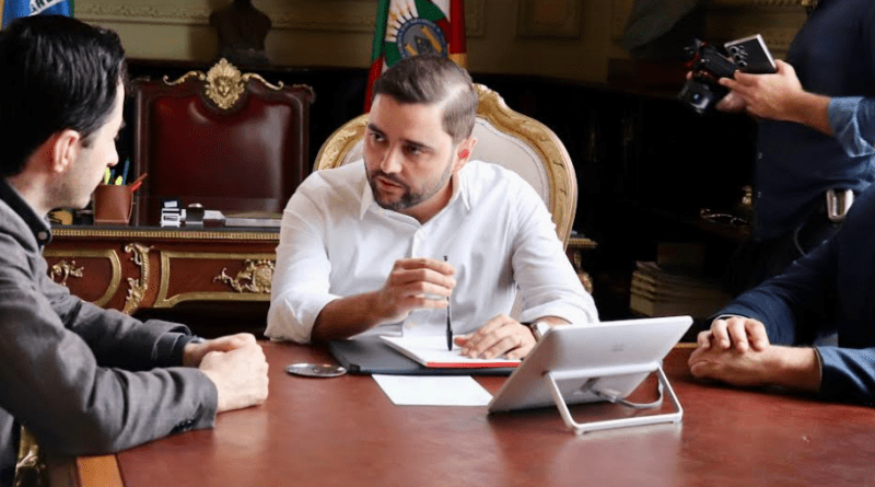 Faustino (diretor-geral do Daer), Gabriel Souza e deputado Luciano Silveira durante reunião em Porto Alegre.